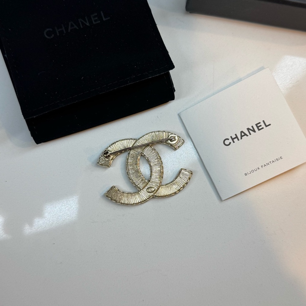 Chanel Gold/Black Lace Resin CC Brooch - Picture 4 of 5